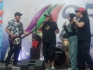 Manajemen lawang Pitu Satukan Musisi Dalam Acara Anniversary Di Ulang Tahun Di Bandar Jakarta Bekasi. Bekasi - Dalam rangka suasana penuh dengan keakraban,rasa gembira dengan berlangsungnya perayaan Anniversary group Band lawang Pitu yang di gelar di bandar jakarta Bekasi,Sabtu (21/6/2026). Pelaksanaan acara yang berlangsung Meriah,Dengan suasana penuh keakraban antara para musisi,family serta para pencinta musik rock Indonesia. Maka dengan berlangsungnya acara ini di hadiri oleh Manajemen lawang Pitu yaitu yang di sapa Budi sebagai pimpinan Manajer Ace,Model vidio,klip Audra viola,Ocha putri,vokalis trison Manurung. Dan tak kalah penting hadir juga owner yang di sapa Asisi Basuki, serta para undangan baik tamu,pengunjung,karyawan,staf turut memadati dan meramaikan acara hiburan tersebut. Semakin lama kemeriahan semakin ramai dan tidak terasa kehadiran sejumlah para Musisi legendaris di antaranya,musisi rock legendaris Indonesia seperti, yang di sapa David Koeswoyo,putra dari personel legendaris Koes plus,Edwin Coklat,Irang Bumerang,Demon dan David Koeswoyo,gitaris syahranie Edane,Serta vokalis Edane Ervin Nanza bakrie.Dalam suasana kehadiran para musisi senior dapat mengantarkan suasana Nostalgia,baik bersama dengan musisi lainnya. Band lawang Pitu jug berpenampilan penuh enerjik,solid dalam pembawaan Musik musiknya, serta dengan formasi lengkap yang terdiri dari Trison,Manurung (Roox,Ex - Edane) sebagai vokalis, jibenas pada lead guitar, Satriyo Atmojo,(junor Koes plus) pada rhithem gitar, Arief Rahman pada drum,Serta Asisi Basuki sebagai pbgawa lawang Pitu. Acara tersebut mendapatkan sambutan mriah dari seluruh tamu hadir yang hadir. Maka dalam acara ulang tahun anniversary band lawang Pitu juga memberikan ajakan untuk menjadikan regenerasi musisi kedepan dalam lingkungan keluarga agar bisa jadi penerus dan untuk meningkatkan kualitas regenerasi antar band,maka musisi menjadikan sebuah wadah ikatan silaturahmi. Selain itu personil band Boomerang vokalis orang dan Edwin Coklat sukses memeriahkan dengan meriahkan semangat penonton,membawakan sejumlah lagu yang mengajak,seluruh penonton bernyanyi bersama,dengan semangat gembira riang bersama sama. " Semua pengunjung tamu yang hadir sangat gembira, menikmati setiap lagu yang di bawakan,dari mulai acara sampai akhir" ujarnya. PO nur salah seorang pengunjung. Sebagai bahan untuk kekenyangan kenangan atau sovenir kepada para tamu pengunjung,staf maka lawan Pitu memberikan atau membagikan bebagai merchandise, eksklusif,seperti kaos,topi,stik drum,yang bertuliskan walang pitu. Maka Budi sebagai Manajer walang pitu menekankan" Dalam acar Anniversary hari ulang tahun,komunitas dalam keadaan tidur ketika acara bisa membangunkan atau menggambarkan bahwa lawang Pitu sebuah komunitas keluarga,yang pelan pelan mulai guyub,makin lama makin akrab,makin gagah,makin lama makin kompak" ujarnya. Dari lima orang anak band diatas panggung yaitu,trison,Asisi Basuki,Arif,satrhriyo.ada spektrum dari sebuah emosional keluarga yang pelan pelan mula berkembang. Rata rata band di indonesia yang eksis yang sukses yang bisa menghidupkan keluarga pribadi nama di belakangnya lawang Pitu bisa bisa karena membesarkan orang orang di belakangnya dan di belakangnya yang membesarkan lawang Pitu. Jurnalis. Dedi.s