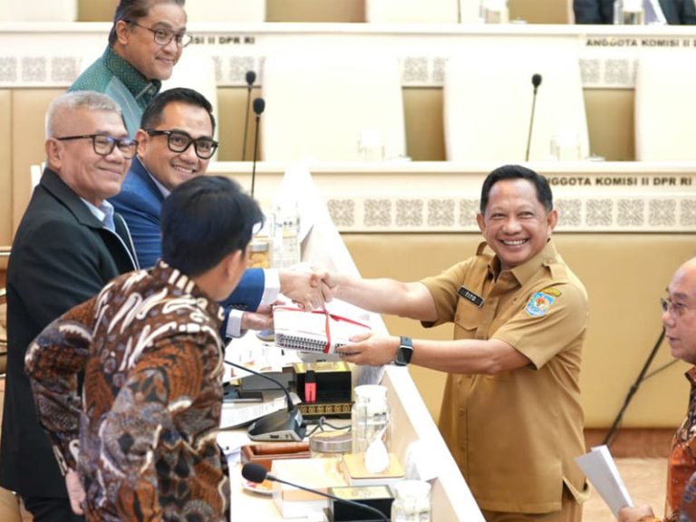 Eksklusif: Pemerintah Setujui Pembahasan Lanjutan 15 RUU Kabupaten/Kota di Kalbar, Kalteng, dan Kalsel yang Harus Anda Ketahui kemendagri 142